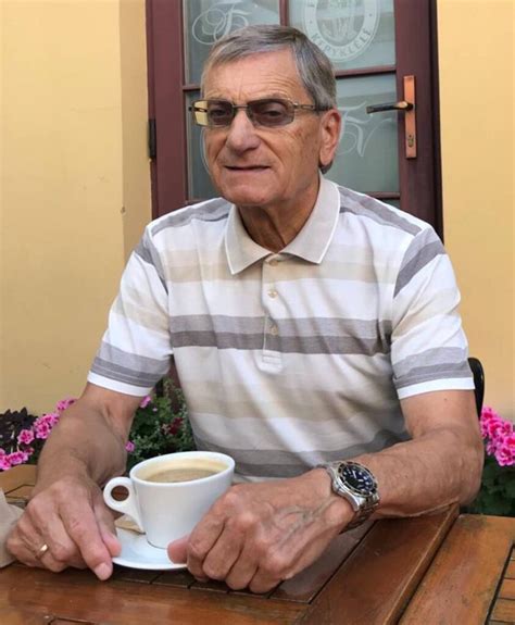 Senjoras meldžiasi