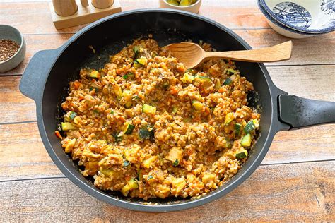 Vienos keptuvės patiekalas su grikiais ir vištiena