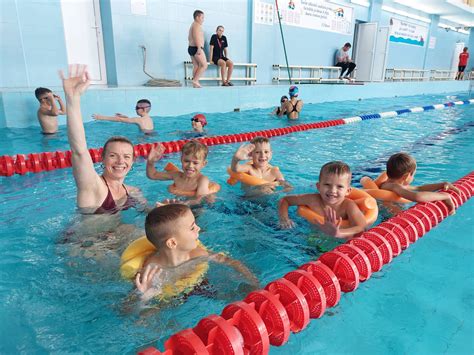 Vaikai su plaukimo ratais baseine