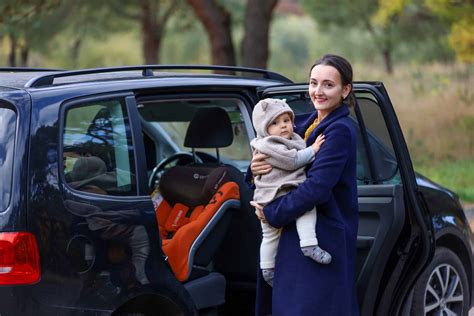 Vaikas automobilyje, tinkamai pritvirtintas kėdutėje