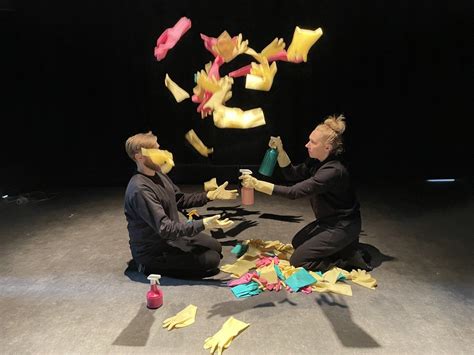 Lėlių teatro aktoriai repetuoja