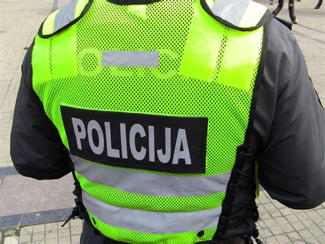 Policijos pareigūnas su vaiku