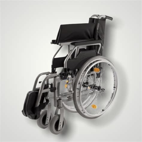 Vaiko rankose laikomas neįgaliojo vežimėlio ratas