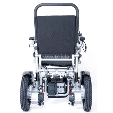 Vaiko rankose laikomas elektrinio neįgaliojo vežimėlio vairalazdė