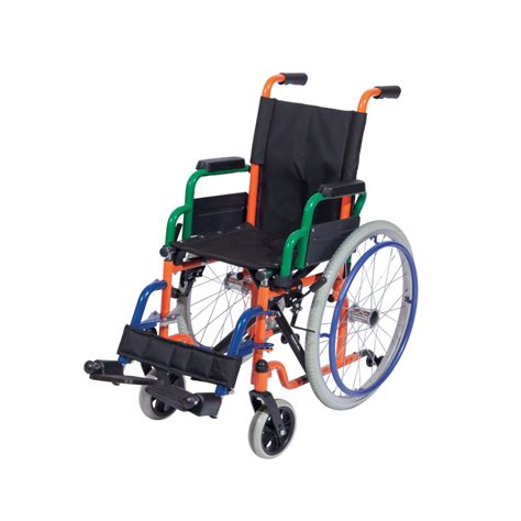 Vaikiškas neįgaliojo vežimėlis lauke