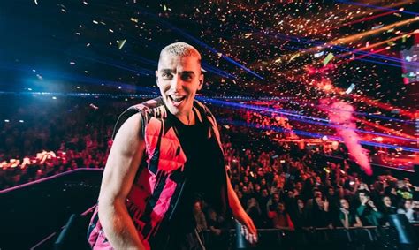 Donatas Montvydas užsiimantis vandenlenčių sportu