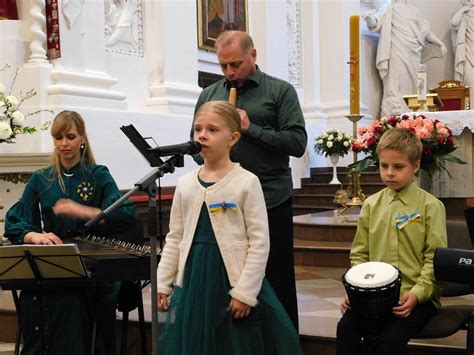 Šeima muzikuoja kartu