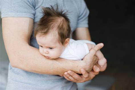Kūdikis gauna osteopatinį masažą