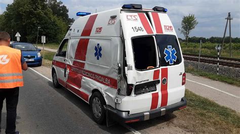 greitosios pagalbos automobilis su švyturėliais