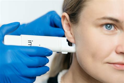 Auskarų vėrimas vaikui