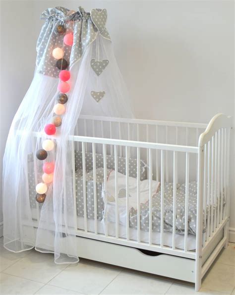 Atstumas tarp kūdikio lovytės grotelių