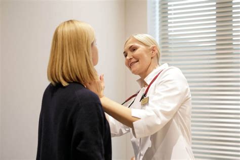 gydytoja konsultuoja pacientę