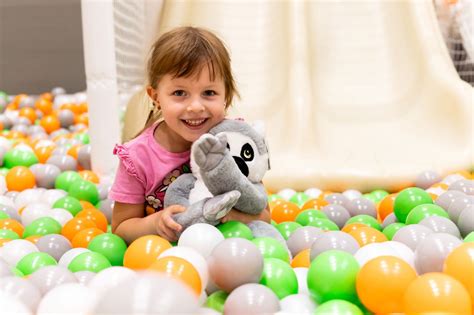 vaikas tyrinėja pasaulį per žaidimus