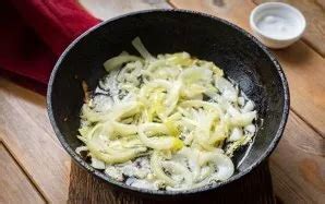 keptuvėje kepti svogūnai su kiaušiniu