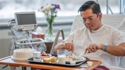 patient eating after surgery