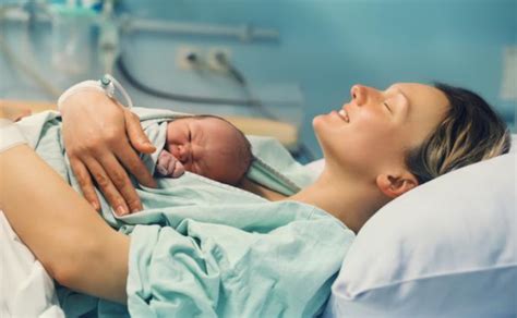 Naujagimis ant mamos krūtinės po gimimo